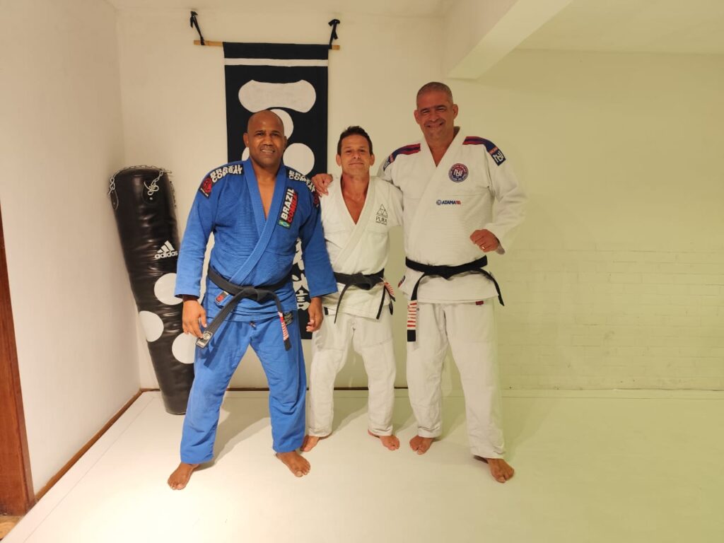 Após o podcast, os três ainda fizeram um treino de Jiu-Jitsu e passaram posições (Foto: Reprodução)