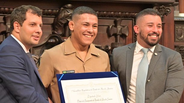 Yuri Moura (à direita) marcou presença durante as homenagens ao Dia do Jiu-Jitsu na Alerj (Foto Henrique Raposo)