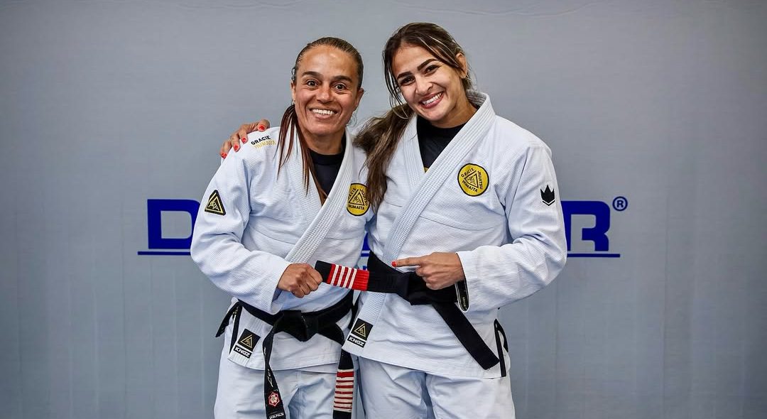 Bia Mesquita, multicampeã, ao lado da sua treinadora Letícia Ribeiro (Foto: Reprodução)