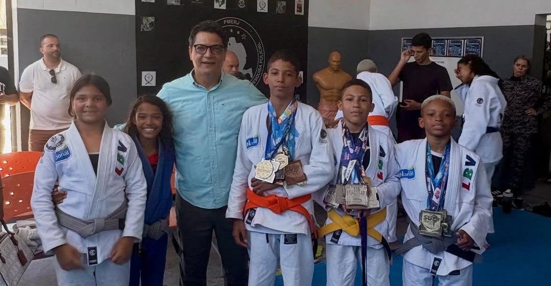 Presidente da LOTERJ, Hazenclever Lopes Cançado, em ação do Jungle Fight na Policia Militar do Rio (Foto: Reprodução)