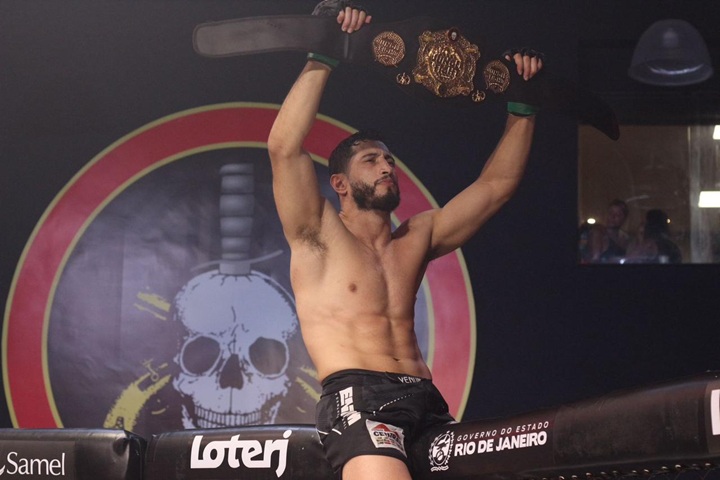 João Dantas finalizou adversário na luta principal do Jungle Fight 144 e reconquistou o cinturão peso-médio da organização (Foto: Hugo Elevaty Esportes)