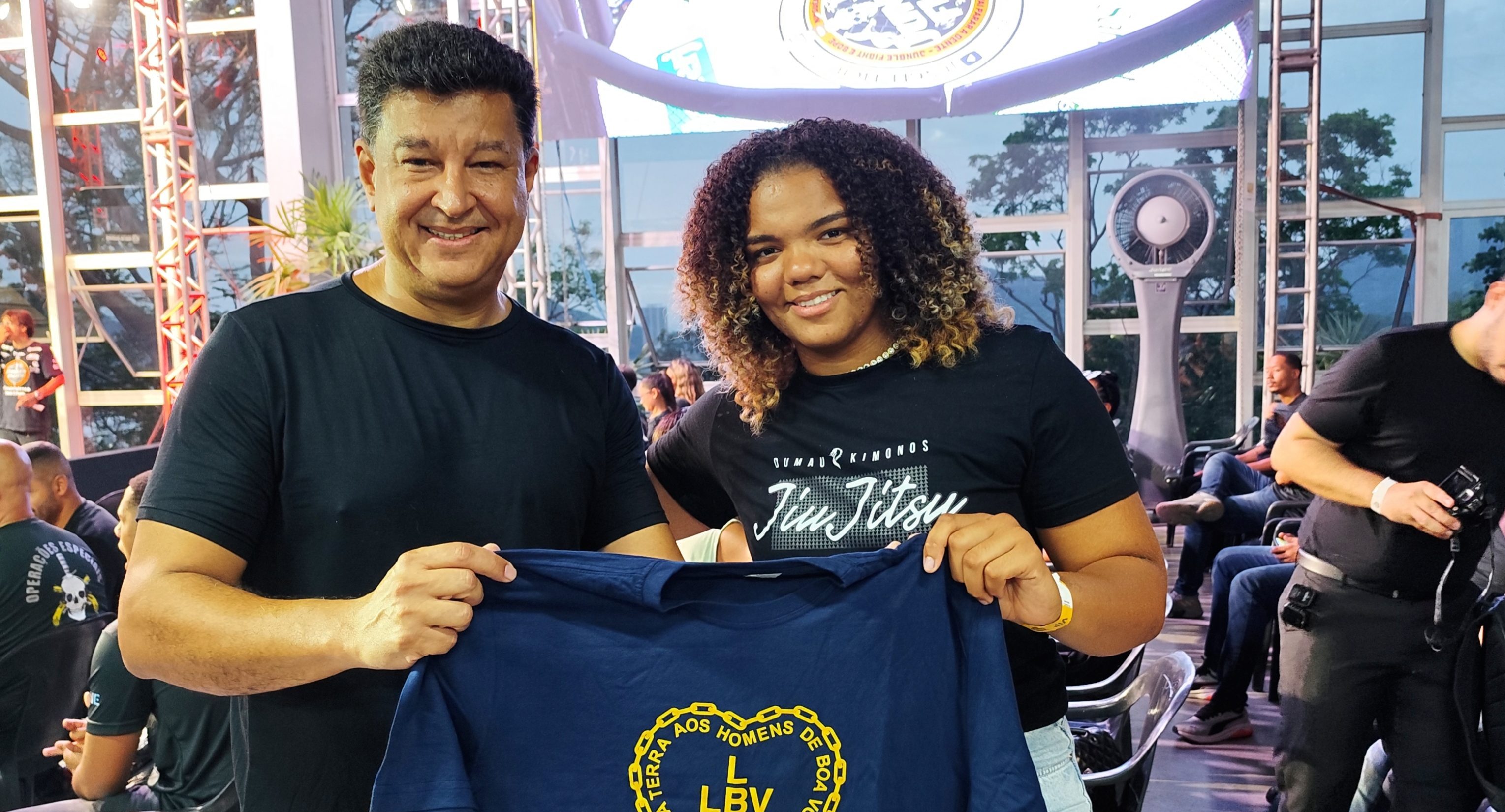 Gabi Pessanha ao lado de Pedro Paulo, importante nome da LBV, no Jungle Fight (Foto: Marcos Castro)