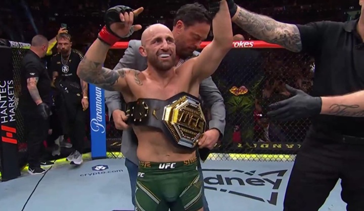 Alexander Volkanovski derrotou Diego Lopes na luta principal do UFC 325 e manteve o cinturão peso-pena em sua posse (Foto: Reprodução/UFC)