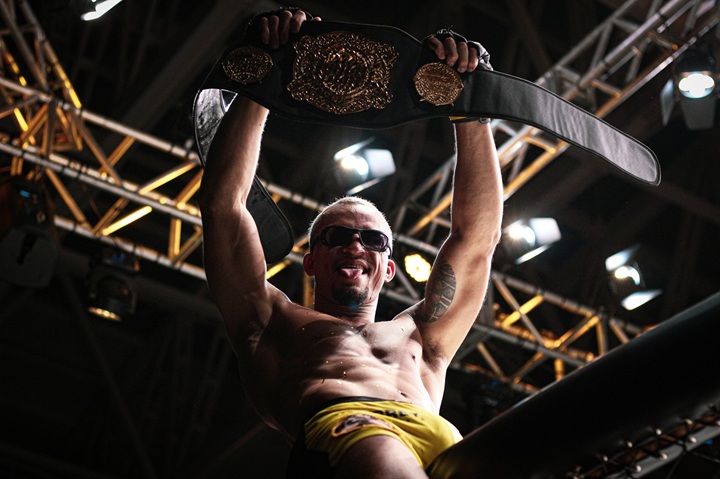 Ernane Pimenta derrotou Anderson "Astro da Maldade" e se tornou o novo campeão meio-médio do Jungle Fight (Foto: Elevaty Esportes)