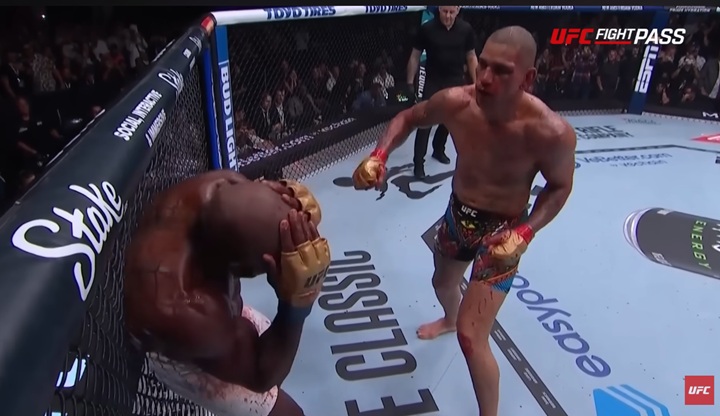 Alex Poatan vai disputar o cinturão interino peso-pesado contra Ciryl Gane no co-main event do UFC Casa Branca, em junho (Foto: Reprodução)