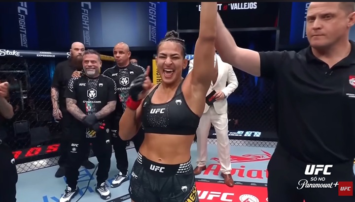 Bia Mesquita finalizou adversária no primeiro round e conquistou a sua segunda vitória em duas lutas no UFC (Foto: Reprodução/UFC)