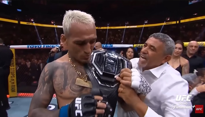 Charles do Bronx derrotou Max Holloway na luta principal do UFC 326 e conquistou o cinturão "BMF" (Foto: Reprodução/UFC)