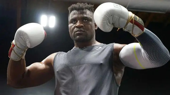 Aos 39 anos, Ngannou deixa a PFL após apenas uma luta pela organização e está livre no mercado (Foto: Reprodução)