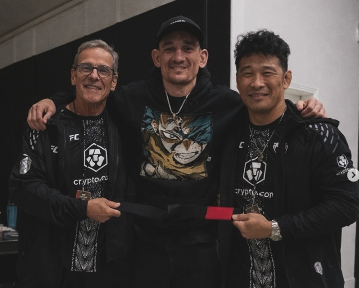 Max Holloway é graduado pelo professor Pedro Sauer após resistir às tentativas de finalização de Charles do Bronx na luta principal do UFC 326 (Foto: Reprodução/Instagram)