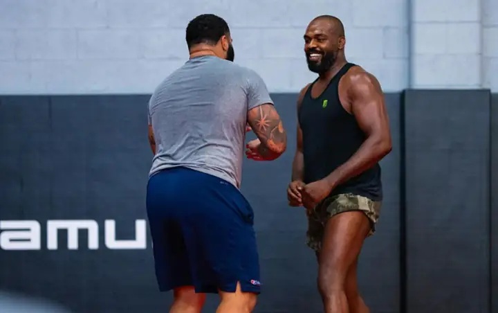 Jon Jones admite conversas para evento em junho, enquanto subida de Alex Poatan aos pesados alimenta possível superluta (Foto: Reprodução/UFC)