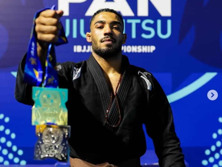 Atleta da Aliance Mario Reis, Mauro Lucas ficou com a medalha de ouro na disputa do absoluto faixa-marrom (Foto: Reprodução/IBJJF)