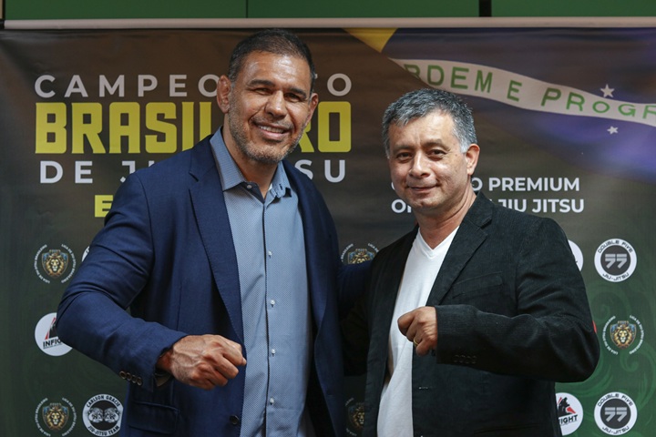 Ao lado de Marcelo de Deus, Rogério Minotouro acompanhou de perto o sorteio e a coletiva de imprensa para o Brasileiro de Equipes da LJJB (Foto: Elevaty Esportes)