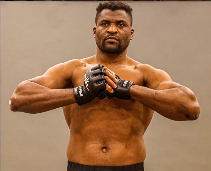 Francis Ngannou mantém desejo de superluta e vê cenário fora do UFC como alternativa viável diante de impasse com Dana White (Foto: Reprodução)