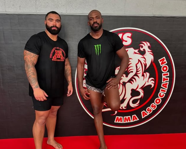 Gable Steveson (à esq) tem Jon Jones como seu mentor e chega ao UFC estando invicto no MMA, com três vitórias (Foto: Reprodução)