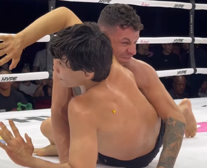 João Miyao utiliza variação pouco comum da técnica para finalizar e rouba a cena em evento que mescla grappling e Boxe sem luvas (Foto: Reprodução)