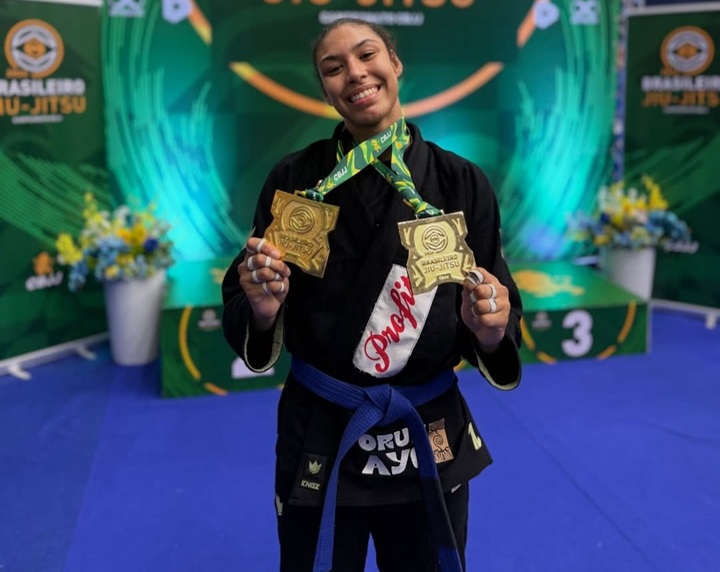 Juliana Cidade garantiu o ouro duplo na faixa-azul e se destacou no Brasileiro de Jiu-Jitsu da CBJJ (Foto: Reprodução/CBJJ/Instagram)