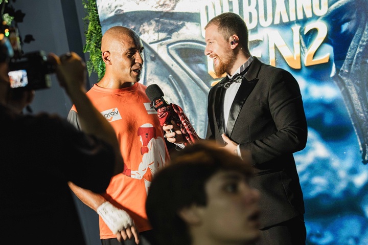 Johny (à direita) acompanha de perto os bastidores do evento (Foto: @pritessafotografia & @welcomemaguila)