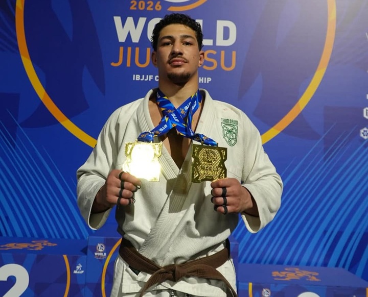 O faixa-marrom Omar Nada faturou duas medalhas douradas na disputa do Mundial de Jiu-Jitsu 2026 da IBJJF (Foto: Reprodução/IBJJF)