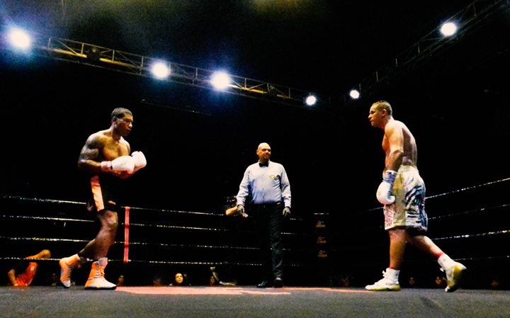 Nelbe Jacundino manteve cinturão do CNB na luta principal do Outboxing Fight Night 3 (Foto: Fernando Tucori)