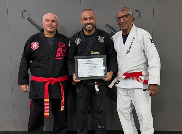Aos 39 anos, Davi Ramos recebeu o quinto grau em sua faixa-preta e celebrou em suas redes sociais (Foto: Reprodução/Instagram)