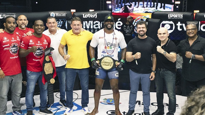 Vitória por nocaute técnico manteve André Monstro no topo do Jungle Fight (Foto: Rafael Oliveira)