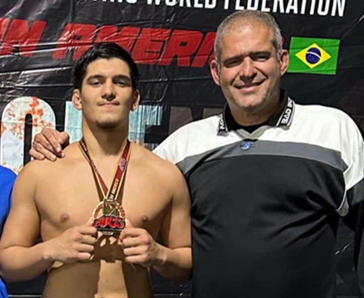 Filho do faixa-preta Rafael Carino, Léo Carino, de apenas 17 anos, sagrou-se campeão entre os adultos no ADCC Open Petrópolis (Foto: Reprodução)