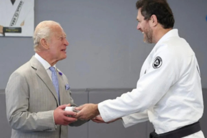 O momento mais marcante do encontro aconteceu quando o Rei Charles III recebeu das mãos de Roger Gracie uma faixa-branca simbólica de Jiu-Jitsu (Foto: Reprodução/Instagram)