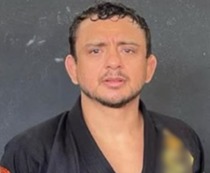 Carlos Holanda tentou escapar pulando por telhado, mas foi cercado por policiais; investigações apontam que alunas eram aliciadas em troca de patrocínio (Foto: Reprodução)