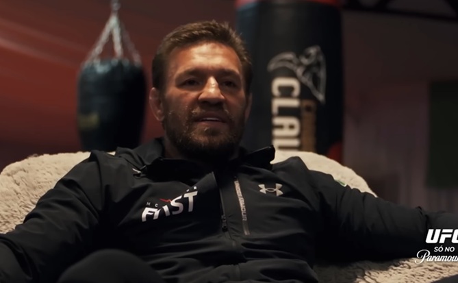 McGregor aguarda resultado dos exames no joelho lesionado e defende que luta contra Max Holloway termine sem resultado, com devolução das apostas (Foto: Reprodução/UFC)