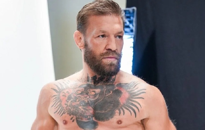 Conor McGregor atualiza fãs sobre recuperação após o UFC 329 e afirma que espera voltar a competir no meio de 2027 (Foto: Reprodução/UFC)