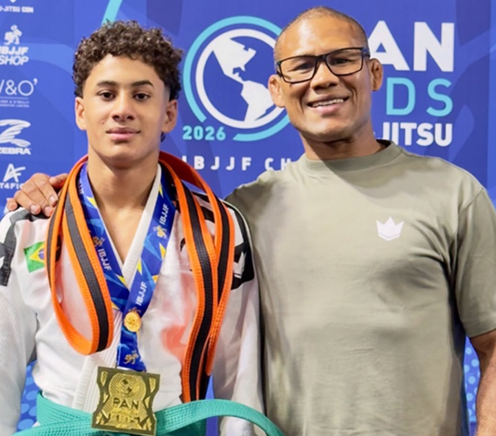 Ryan Santos venceu quatro lutas por finalização na Flórida e protagoniza momento emocionante ao receber a nova graduação no pódio (Foto: Reprodução/Instagram)