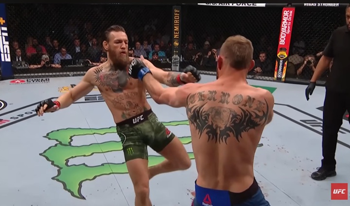 Conor McGregor afirma que apenas vencer Max Holloway não basta e quer atuação “espetacular” no UFC 329 (Foto: Reprodução/UFC)