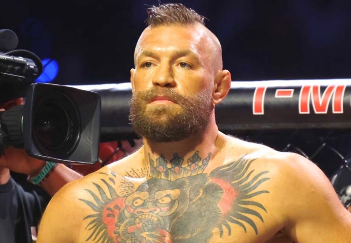 Poucos dias após passar por cirurgia no joelho, McGregor deixou claro que pretende retornar às competições em 2027 (Foto: Reprodução/UFC)