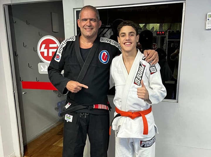 Rafael Carneiro visitou projeto social do professor Rafael Carino antes de embarcar para a disputa do maior campeonato infantil da modalidade (Foto: Divulgação)