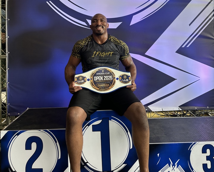 Pedro Bombom saiu com o cinturão após vencer em superluta e protagonizou bela luta inclusiva no Angra Cup International Open (Foto: Dani Pimenta)