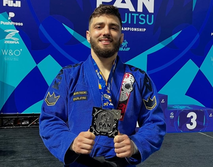 Thiago Brito foi detido em aeroporto durante viagem para acompanhar estudantes em competição; academia abriu vaquinha para ajudar com custos jurídicos (Foto: Reprodução)