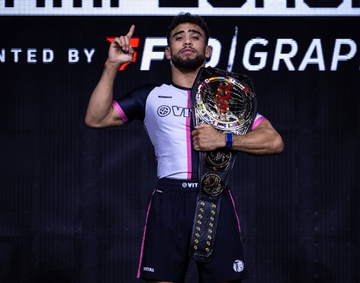 Kennedy Maciel finaliza Gavin Corbe na prorrogação, leva o ouro até 66kg e forma com o pai a primeira dupla pai-filho campeã da história do ADCC (Foto: Reprodução/@adccworld)