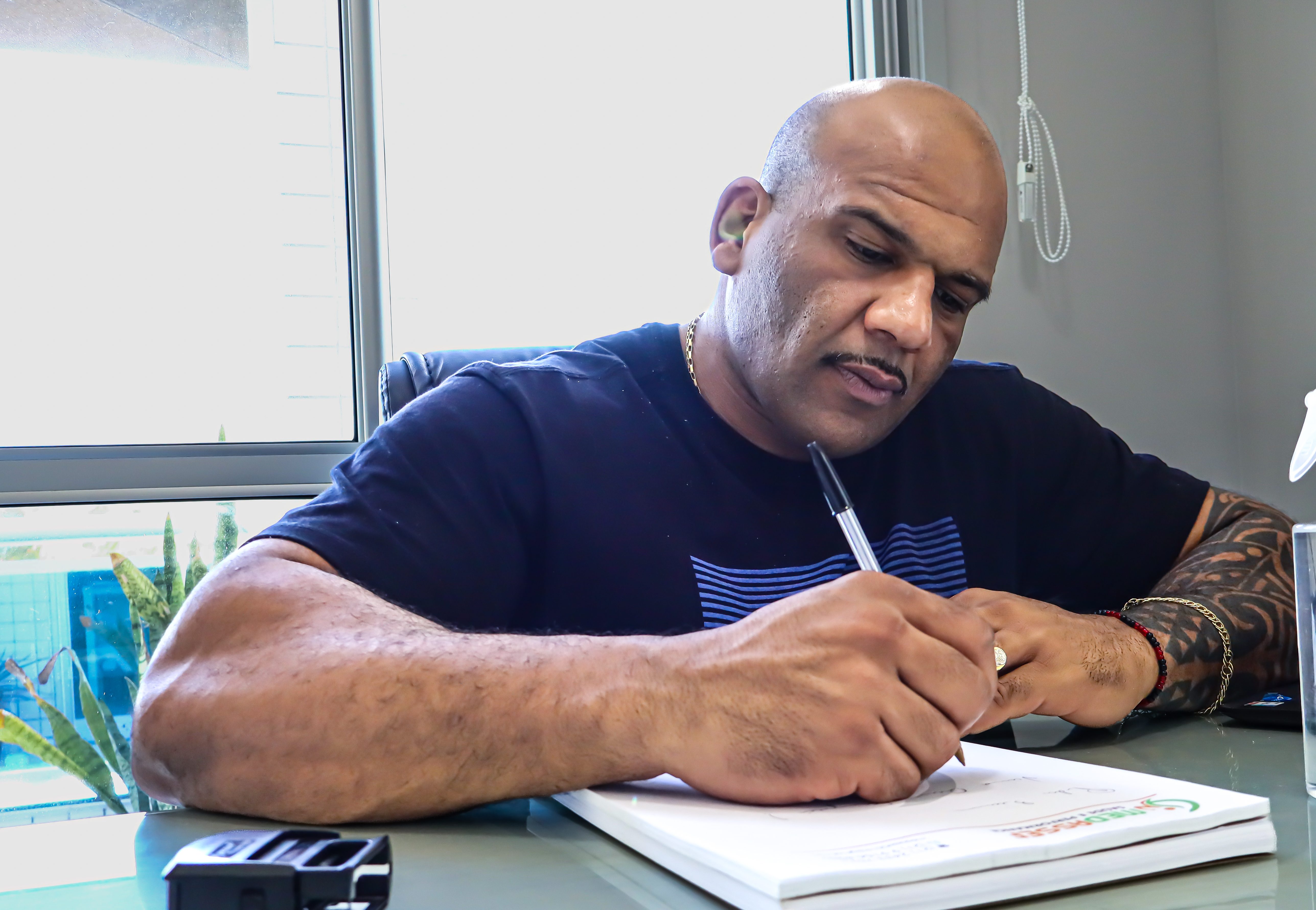 Antônio Assef, o Dr. Porrada, vai fazer um mês especial em sua clínica (Foto: Hugo Nascimento)