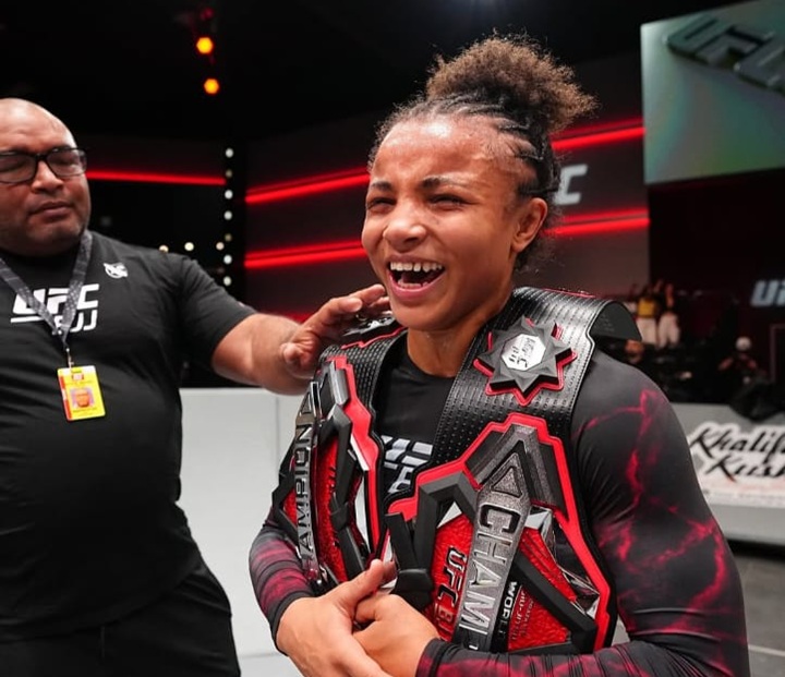 Aos 20 anos, Cássia Moura faz história no UFC BJJ ao se tornar a primeira campeã dupla da organização (Foto: Reprodução/UFC BJJ)