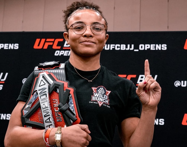 Campeã peso-galo do UFC BJJ, Cássia Moura poderá se tornar também campeã do peso-mosca caso vença Adele Fornarino (Foto: Dai Bueno)