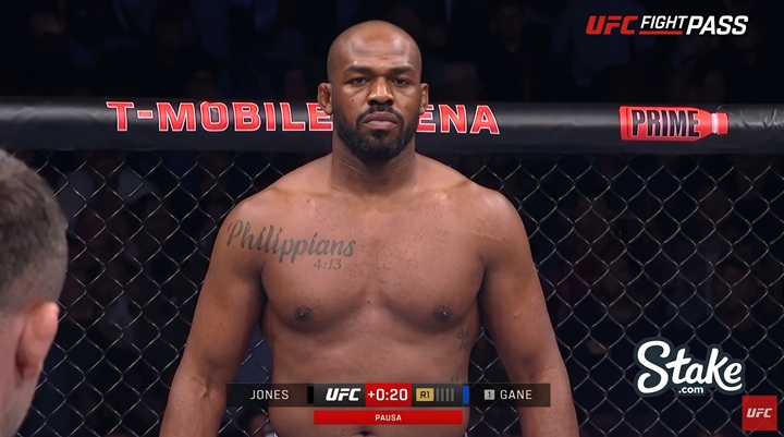 Jon Jones acreditava que Topuria poderia desafiar seu legado como maior lutador da história, mas mudou de perspectiva após a derrota para Justin Gaethje (Foto: Reprodução/UFC)
