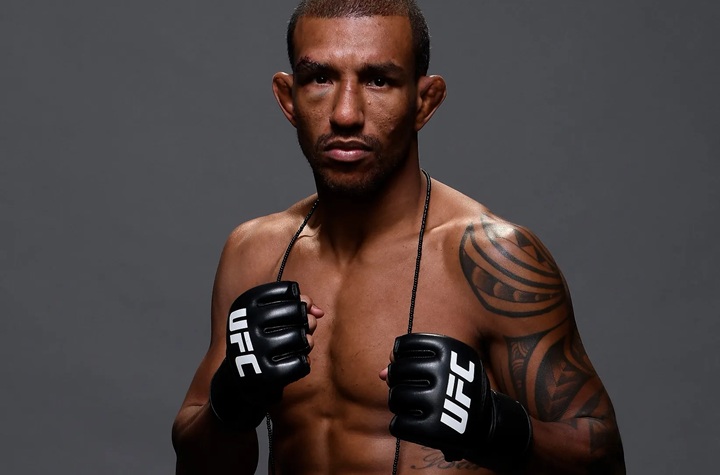 Após desmaiar durante luta principal do UFC Vegas 121 e passar cinco dias internado, Raoni Barcelos afirma que só decidirá seu futuro depois de cuidar da saúde (Foto: Reprodução/UFC)