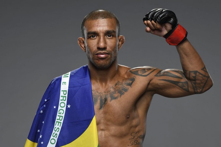 Raoni Barcelos disse que chegou a comunicar a familiares e treinadores a intenção de parar de lutar após passar mal no octógono, mas decidiu priorizar a recuperação antes de definir seu futuro (Foto: Reprodução/UFC)