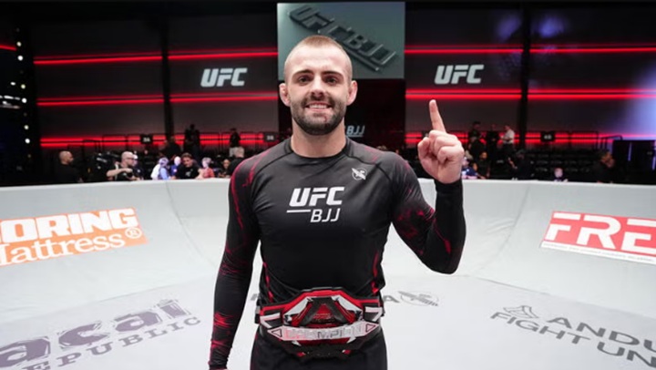 William Tackett superou Jay Rodriguez no UFC BJJ 13 e conquistou o cinturão peso-médio da organização (Foto: Jeff Bottari/Zuffa LLC)